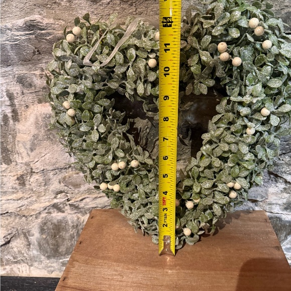 Green Heart Wreath with White Accents - Picture 6 of 7